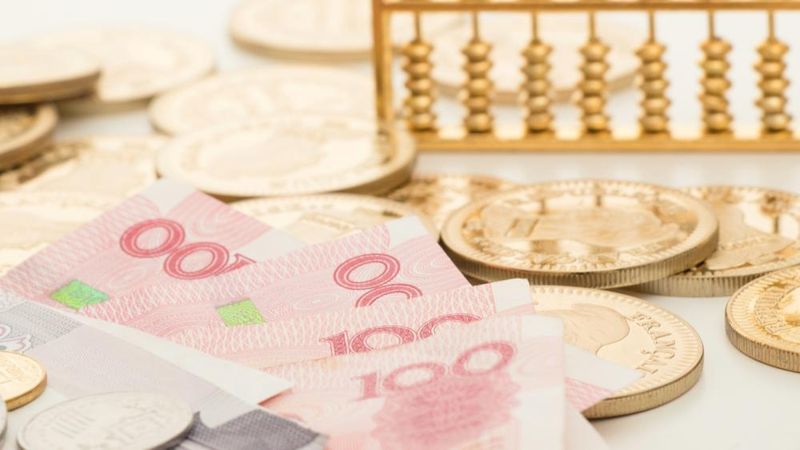 凭证式国债再度一债难求；投资者青睐长期品种，银行理财基准悄然调整。