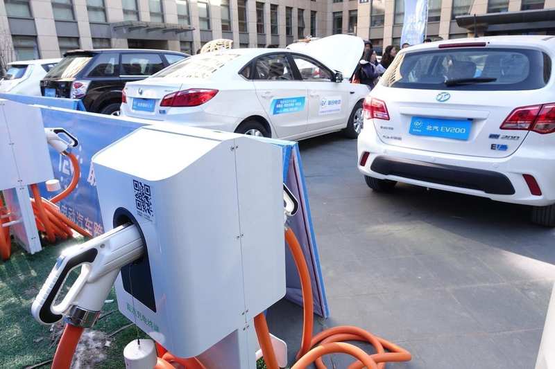  为什么新能源汽车突然卖不动了？三个扎心的真相，戳中了太多人的痛点 汽车科技